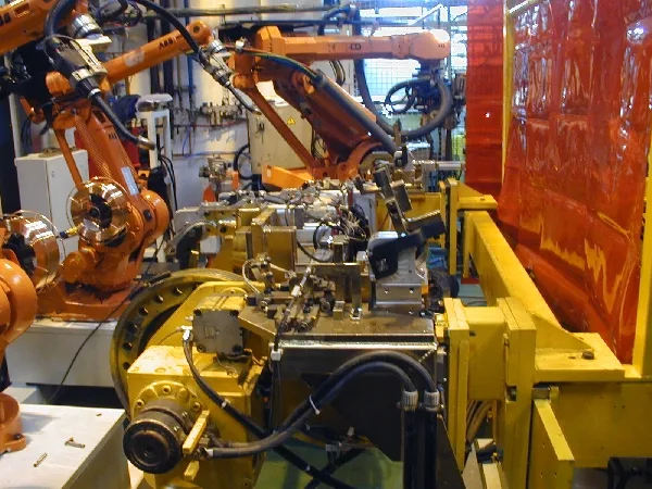 Mecanizado de precisión Barcelona 1 Robots trabajando en una línea de producción
