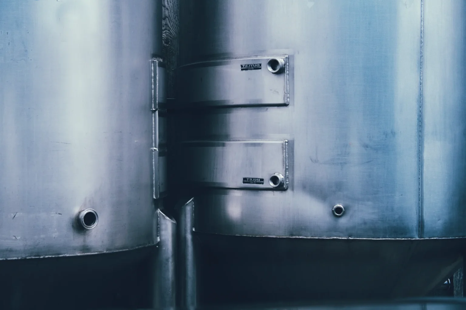 Dos depósitos metálicos de acero inoxidabel