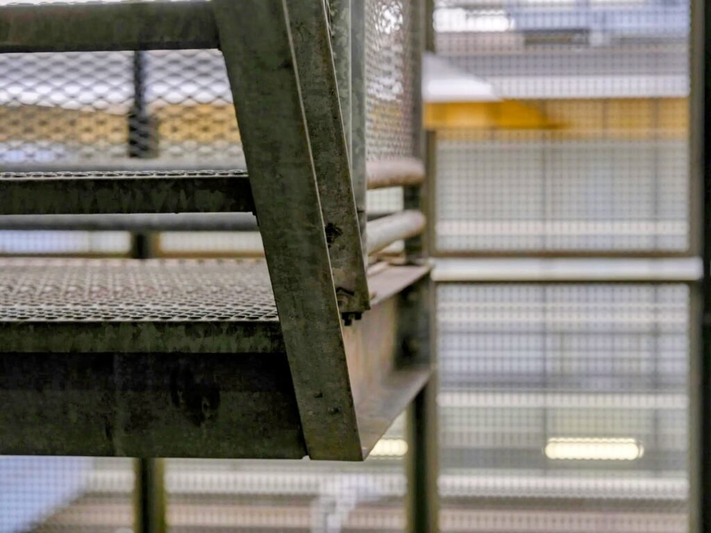 detalle de estructura metálica de uan escalera metálica industrial