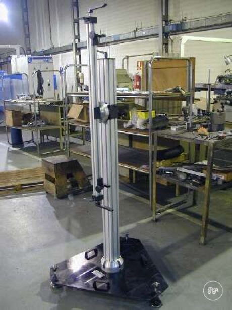 Útil de manipulación de carga de Industrias Ríos: columna de perfil de aluminio con brazo sobre base de chapa con ruedas, en nave industrial