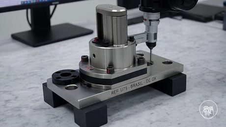Pletina de acero U79 con útil de control y palpador sobre mesa de metrología – Industrias Ríos